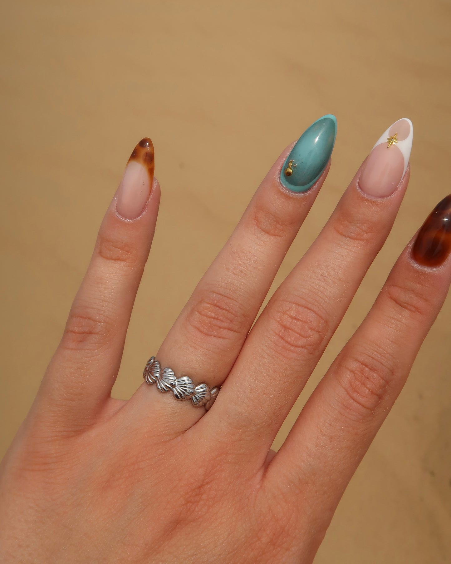 Bali Ring: verstelbare gouden of zilveren ring met schelpdetails. Stainless steel en waterproof.