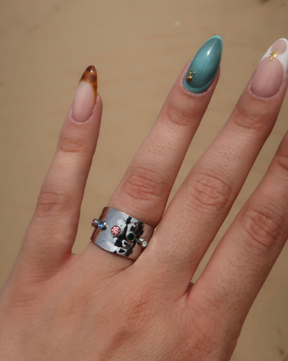 Lyon Ring: brede gouden of zilveren ring met kleurrijke stenen. Stainless steel en waterproof.