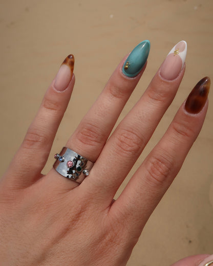 Lyon Ring: brede gouden of zilveren ring met kleurrijke stenen. Stainless steel en waterproof.