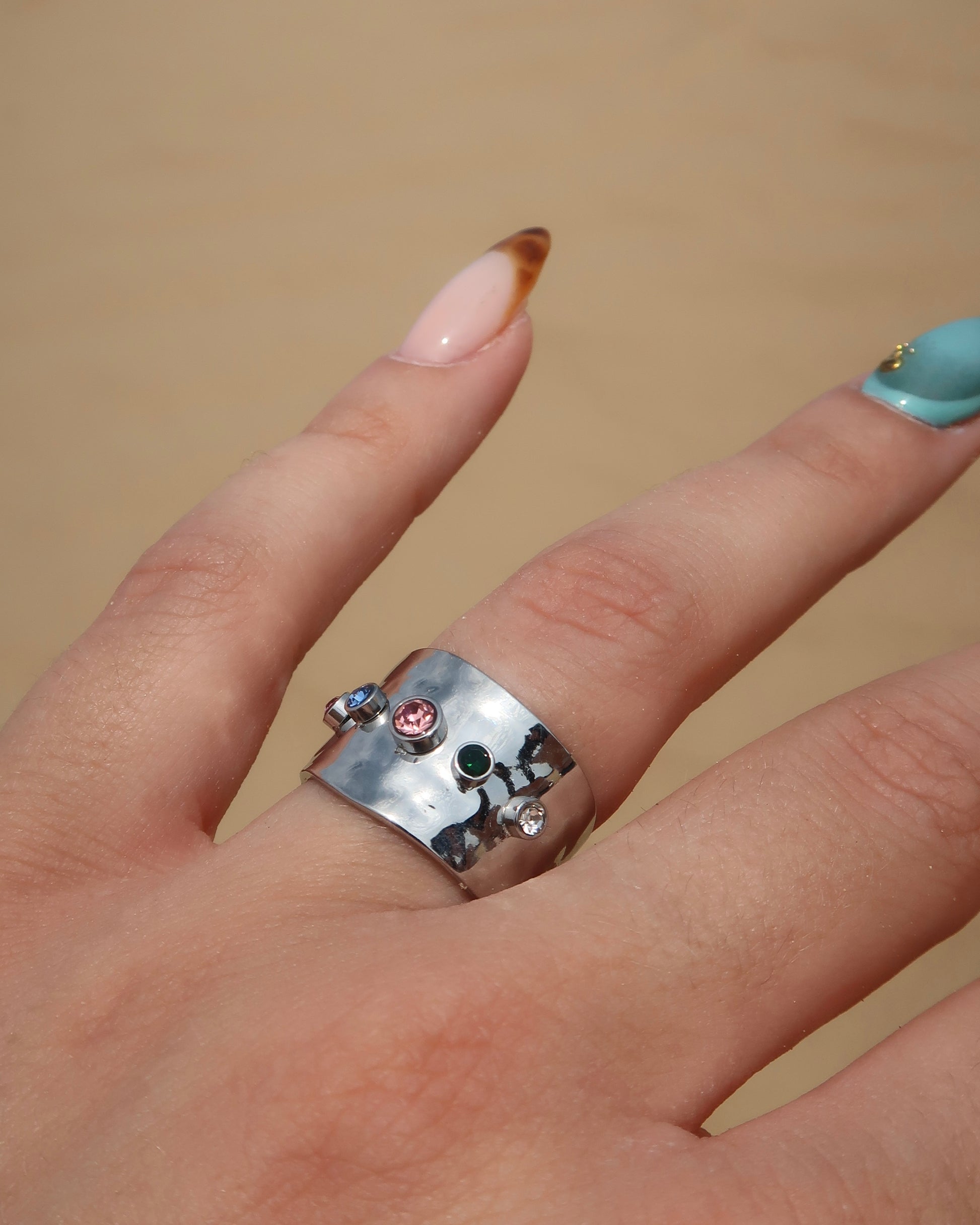 Lyon Ring: brede gouden of zilveren ring met kleurrijke stenen. Stainless steel en waterproof.