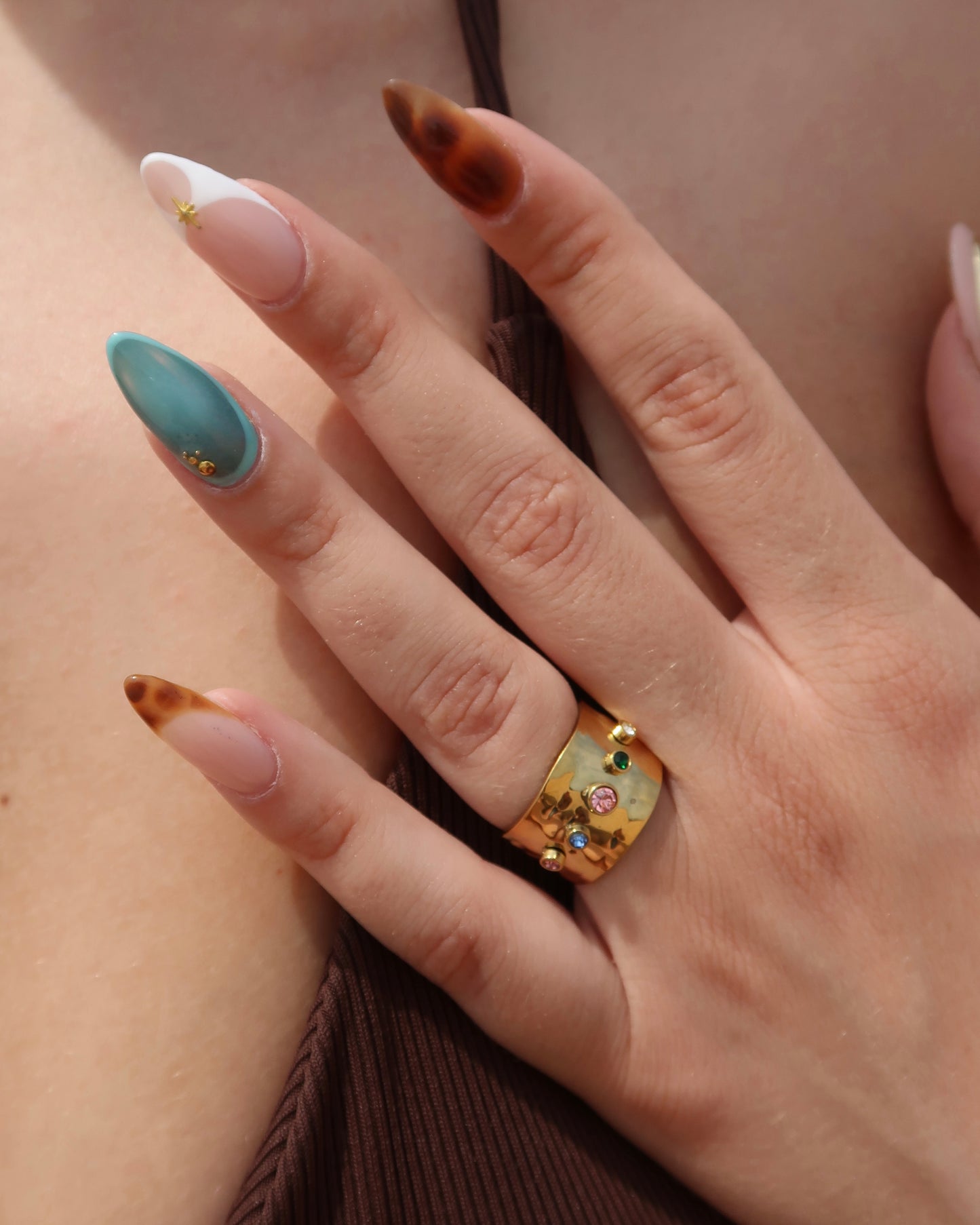 Lyon Ring: brede gouden of zilveren ring met kleurrijke stenen. Stainless steel en waterproof.