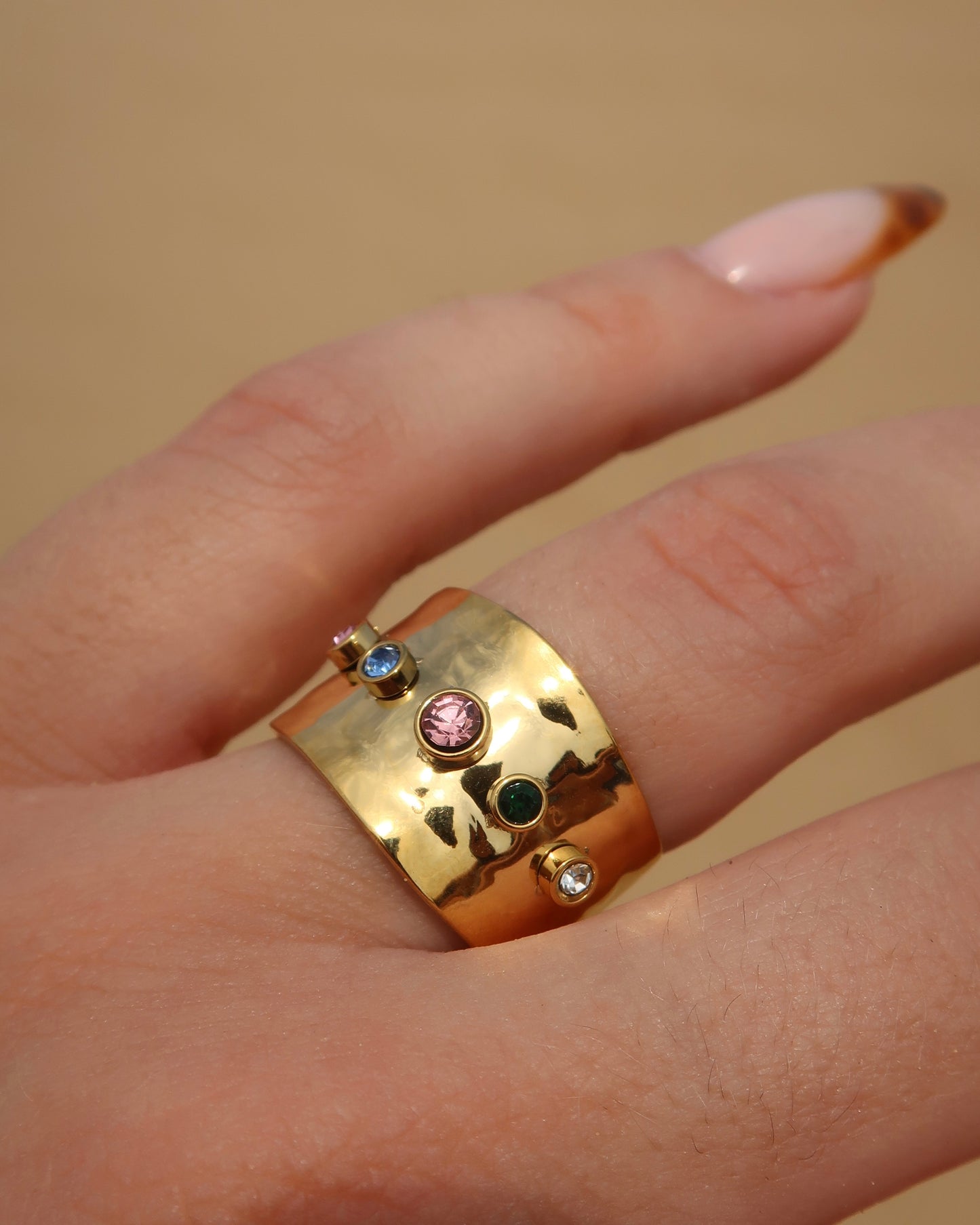 Lyon Ring: brede gouden of zilveren ring met kleurrijke stenen. Stainless steel en waterproof.