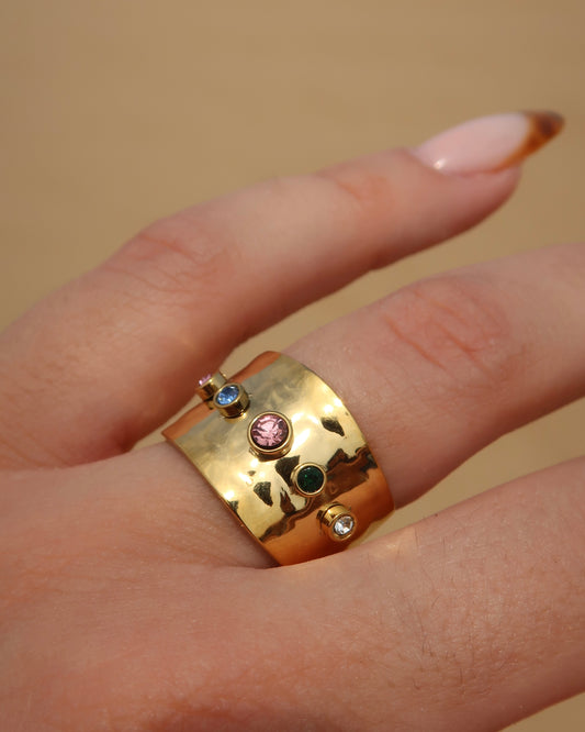 Lyon Ring: brede gouden of zilveren ring met kleurrijke stenen. Stainless steel en waterproof.