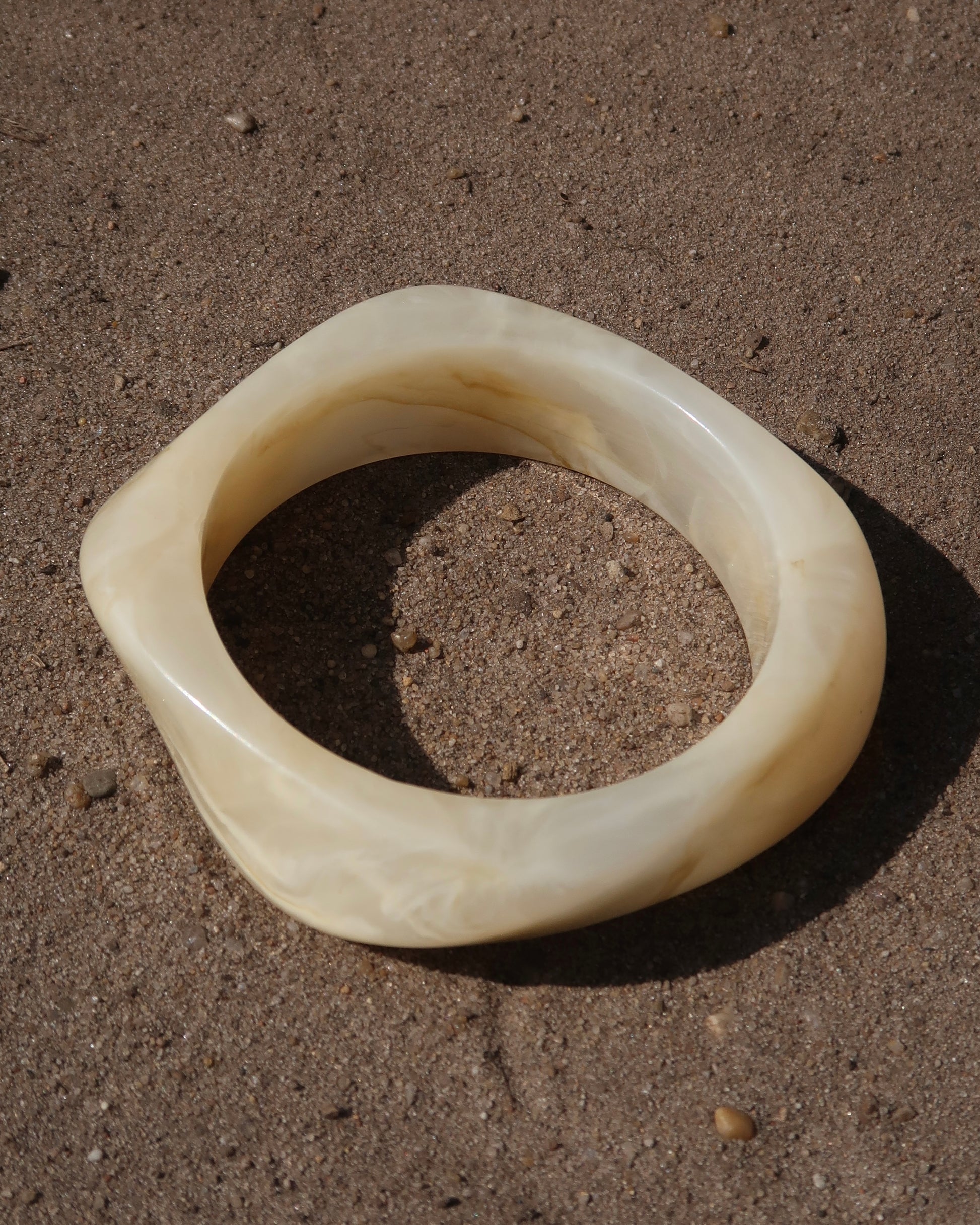  Corsica Bangle, zomer armband, Hot Sea Collection, amber bangle, parelwit bangle, dames armband zomer, strand sieraden.