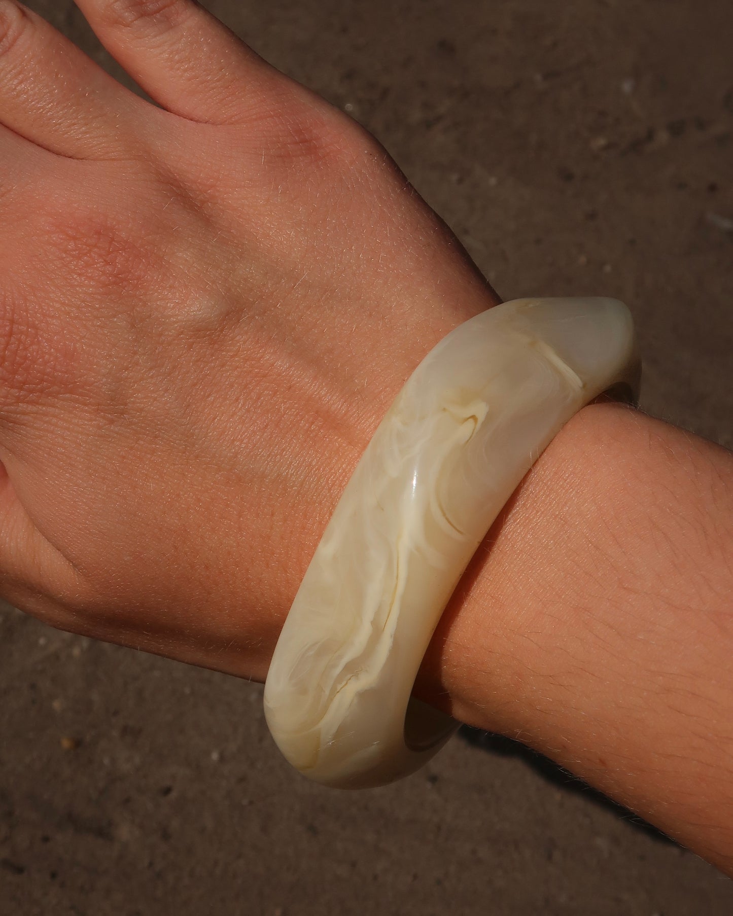  Corsica Bangle, zomer armband, Hot Sea Collection, amber bangle, parelwit bangle, dames armband zomer, strand sieraden.