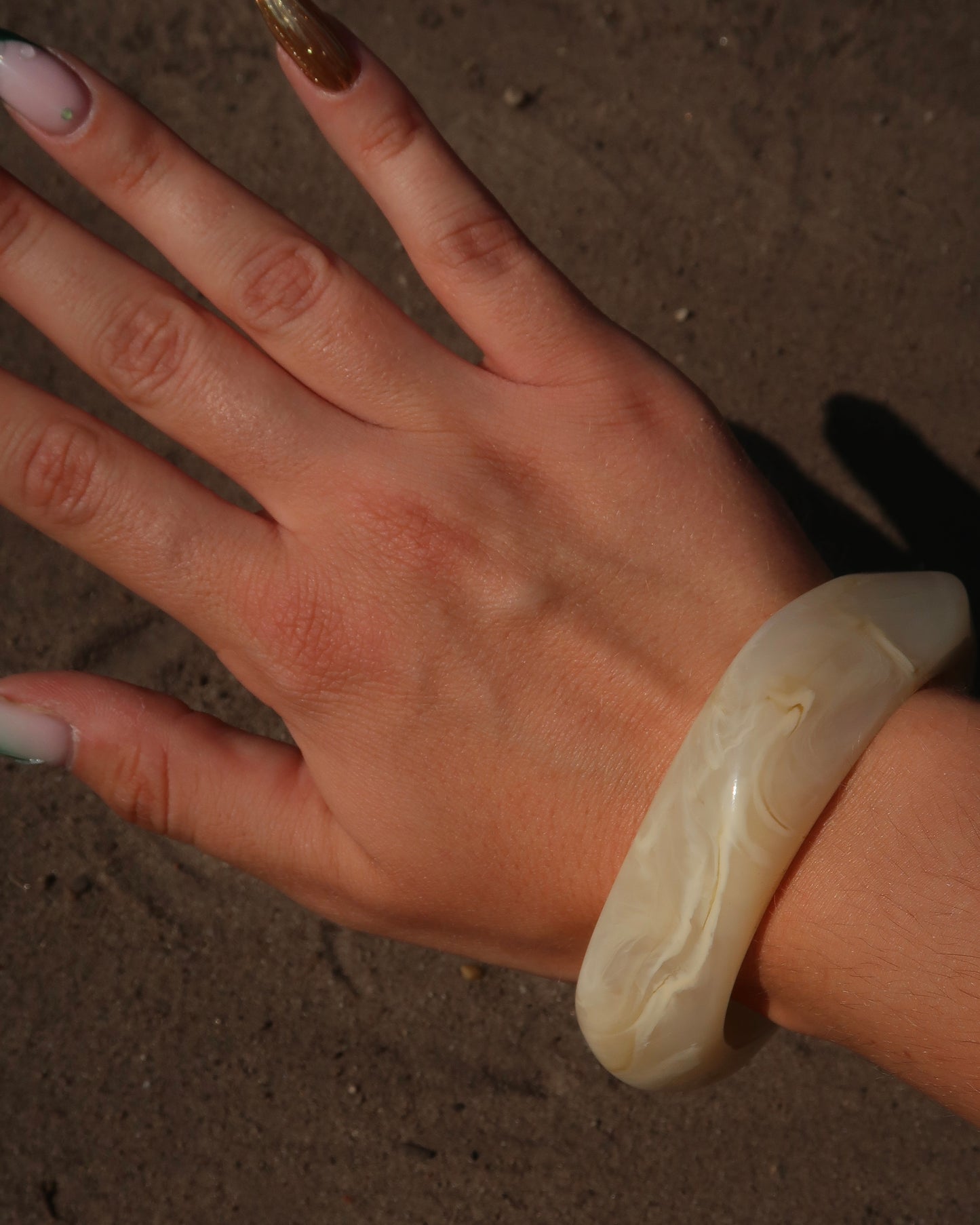  Corsica Bangle, zomer armband, Hot Sea Collection, amber bangle, parelwit bangle, dames armband zomer, strand sieraden.