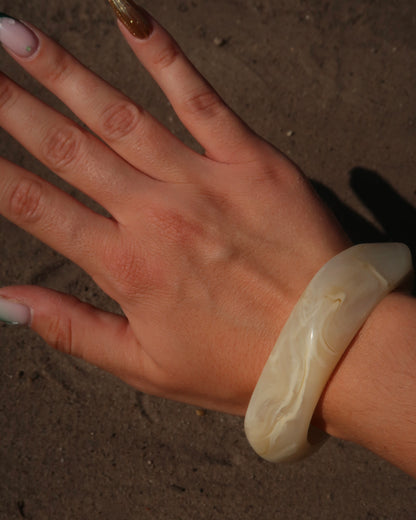  Corsica Bangle, zomer armband, Hot Sea Collection, amber bangle, parelwit bangle, dames armband zomer, strand sieraden.