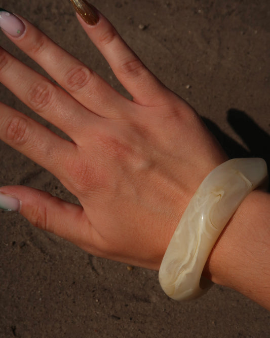  Corsica Bangle, zomer armband, Hot Sea Collection, amber bangle, parelwit bangle, dames armband zomer, strand sieraden.