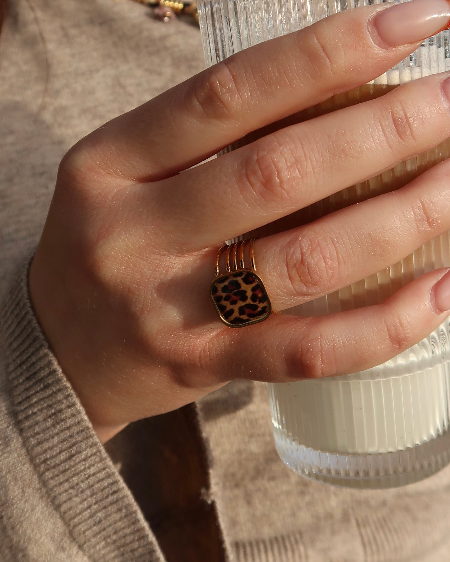 Gouden ring met vierkante panterprint steen, verstelbaar, stainless steel en waterproof.