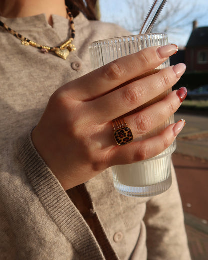 Gouden ring met vierkante panterprint steen, verstelbaar, stainless steel en waterproof.