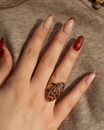 Gouden ring met ovale panterprint steen, verstelbaar, stainless steel en waterproof.