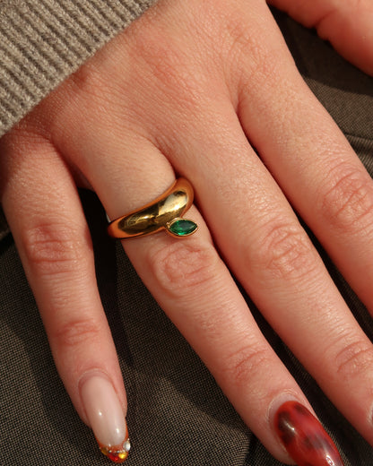 Goudkleurige ring met een subtiele druppelvormige groene steen, stainless steel