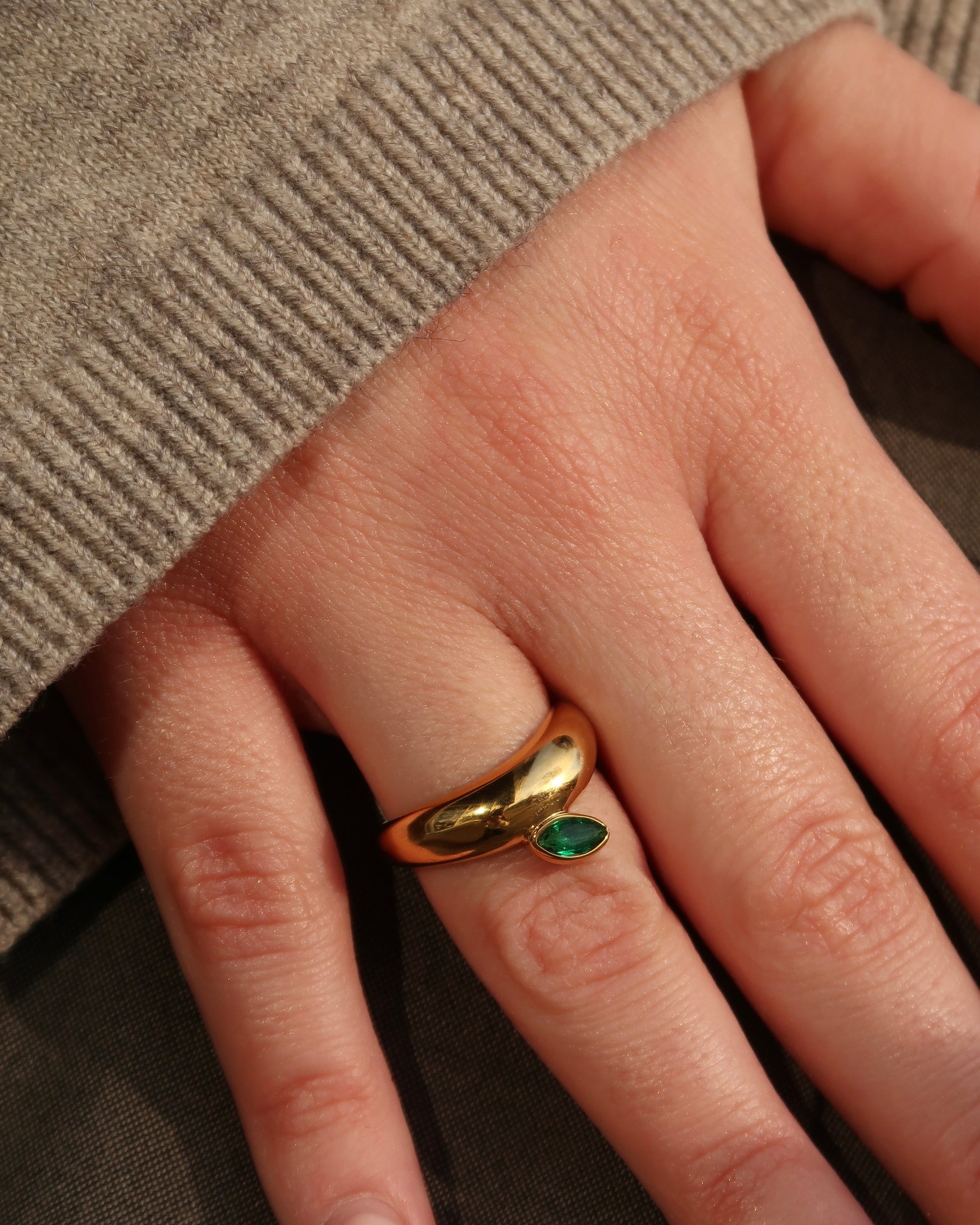 Goudkleurige ring met een subtiele druppelvormige groene steen, stainless steel