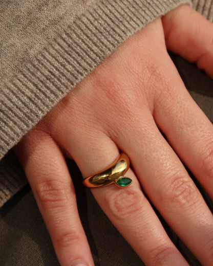 Goudkleurige ring met een subtiele druppelvormige groene steen, stainless steel