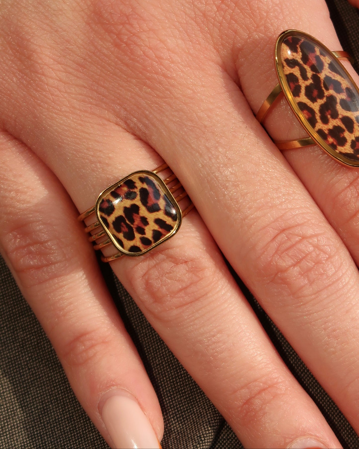 Gouden ring met vierkante panterprint steen, verstelbaar, stainless steel en waterproof.