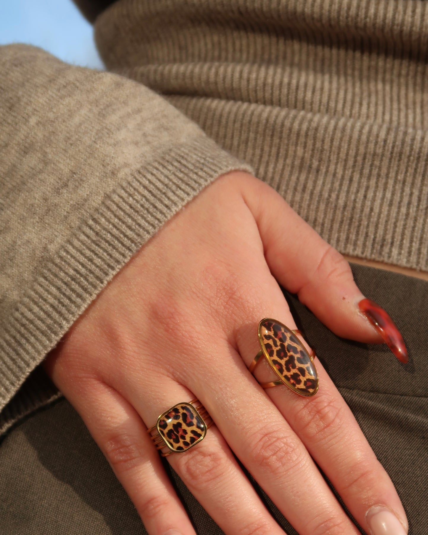 Gouden ring met vierkante panterprint steen, verstelbaar, stainless steel en waterproof.