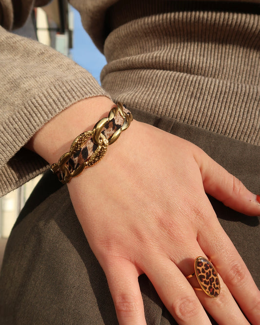 Gouden statement armband met panterprint detail en verstelbare sluiting.