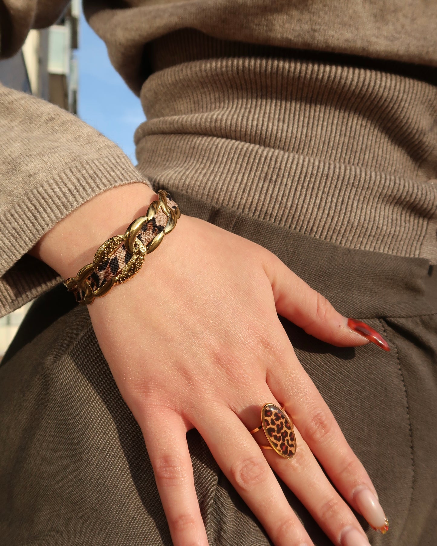 Gouden statement armband met panterprint detail en verstelbare sluiting.