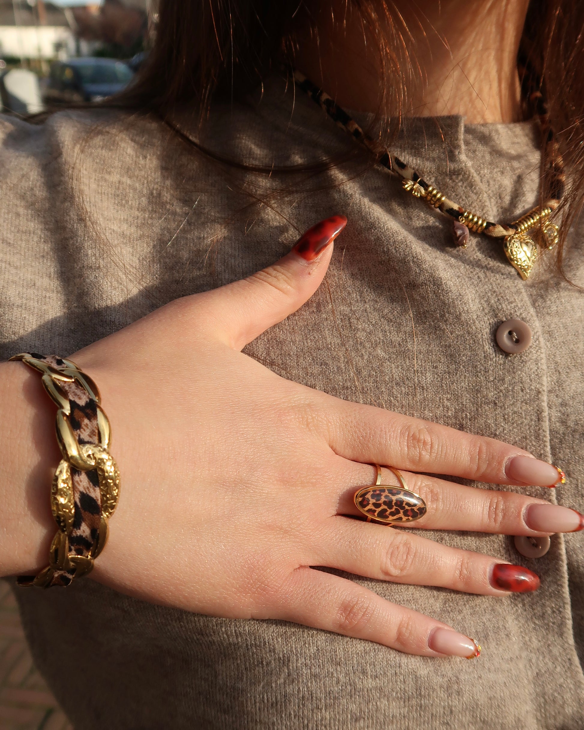 Gouden statement armband met panterprint detail en verstelbare sluiting.