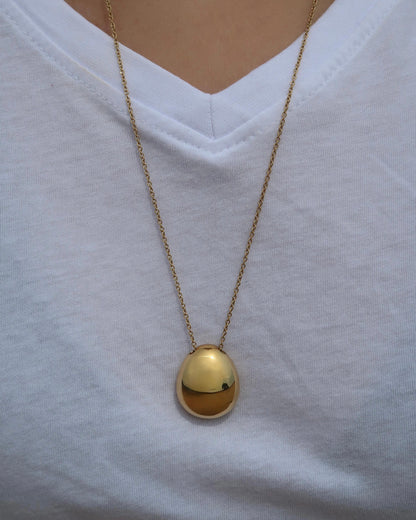 Gouden lange ketting met ovale hanger, elegant en waterproof design van stainless steel.