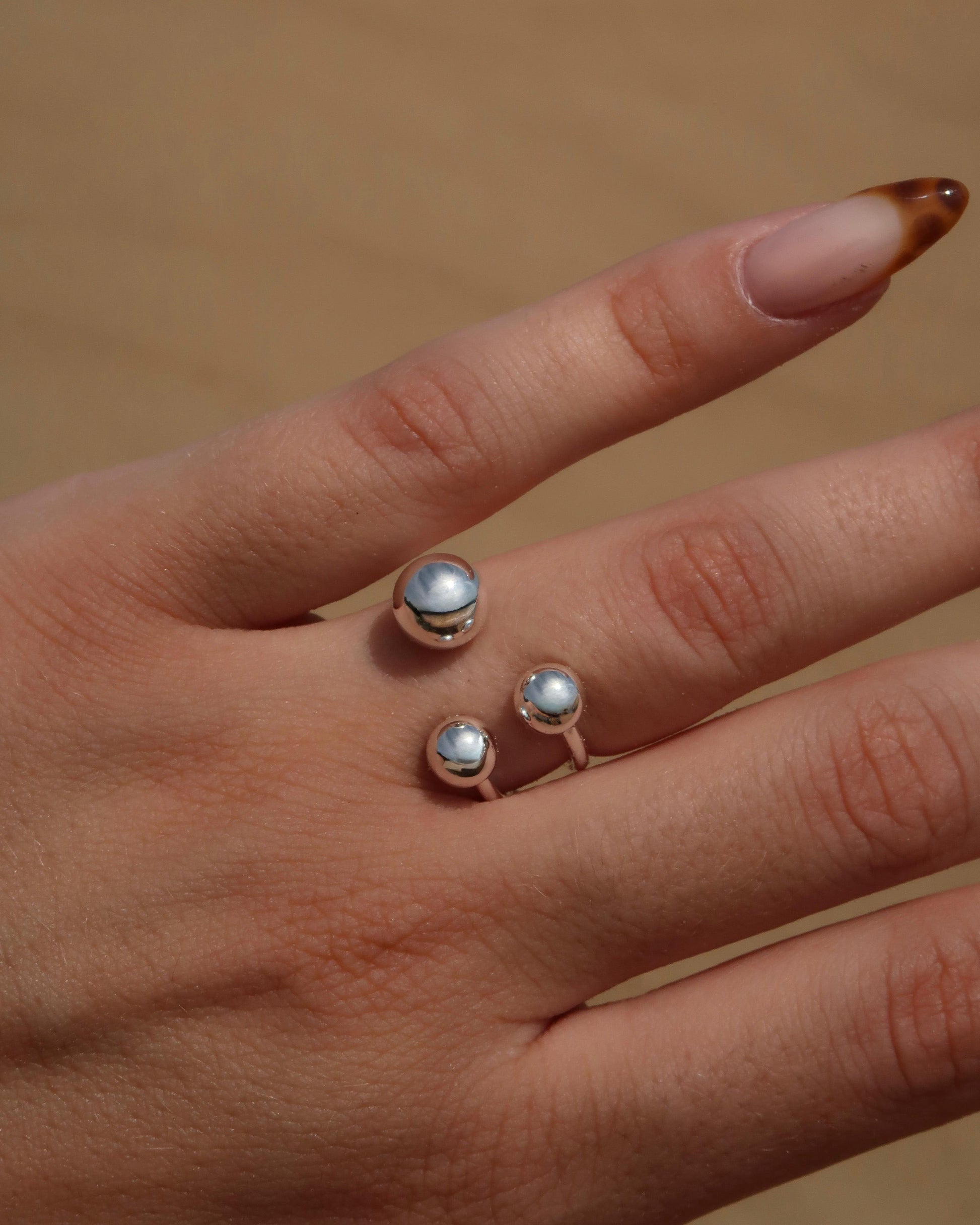 Roundz Ring: zilverkleurige ring met uniek bolletjesdesign. Gemaakt van stainless steel en waterproof.