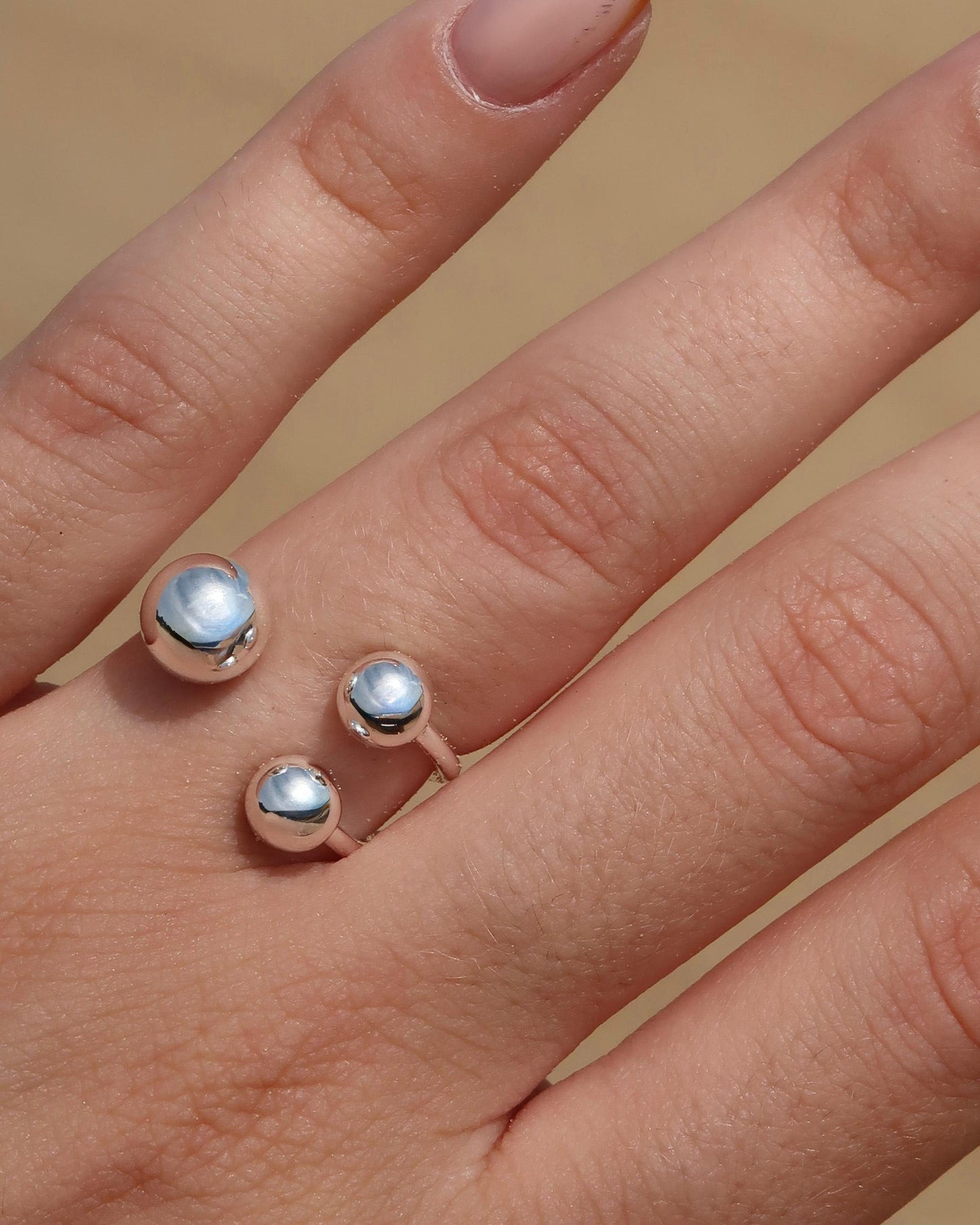 Roundz Ring: zilverkleurige ring met uniek bolletjesdesign. Gemaakt van stainless steel en waterproof.