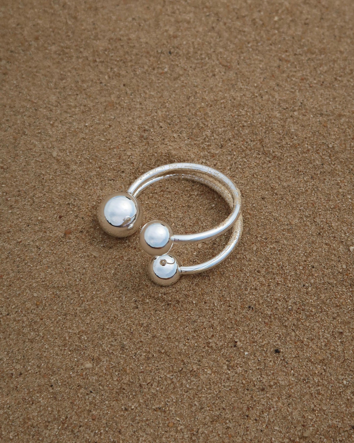 Roundz Ring: zilverkleurige ring met uniek bolletjesdesign. Gemaakt van stainless steel en waterproof.