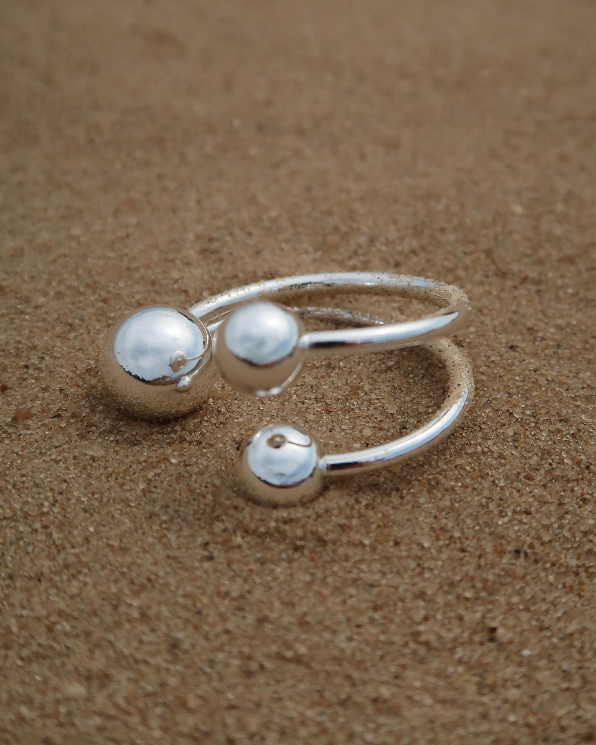 Roundz Ring: zilverkleurige ring met uniek bolletjesdesign. Gemaakt van stainless steel en waterproof.