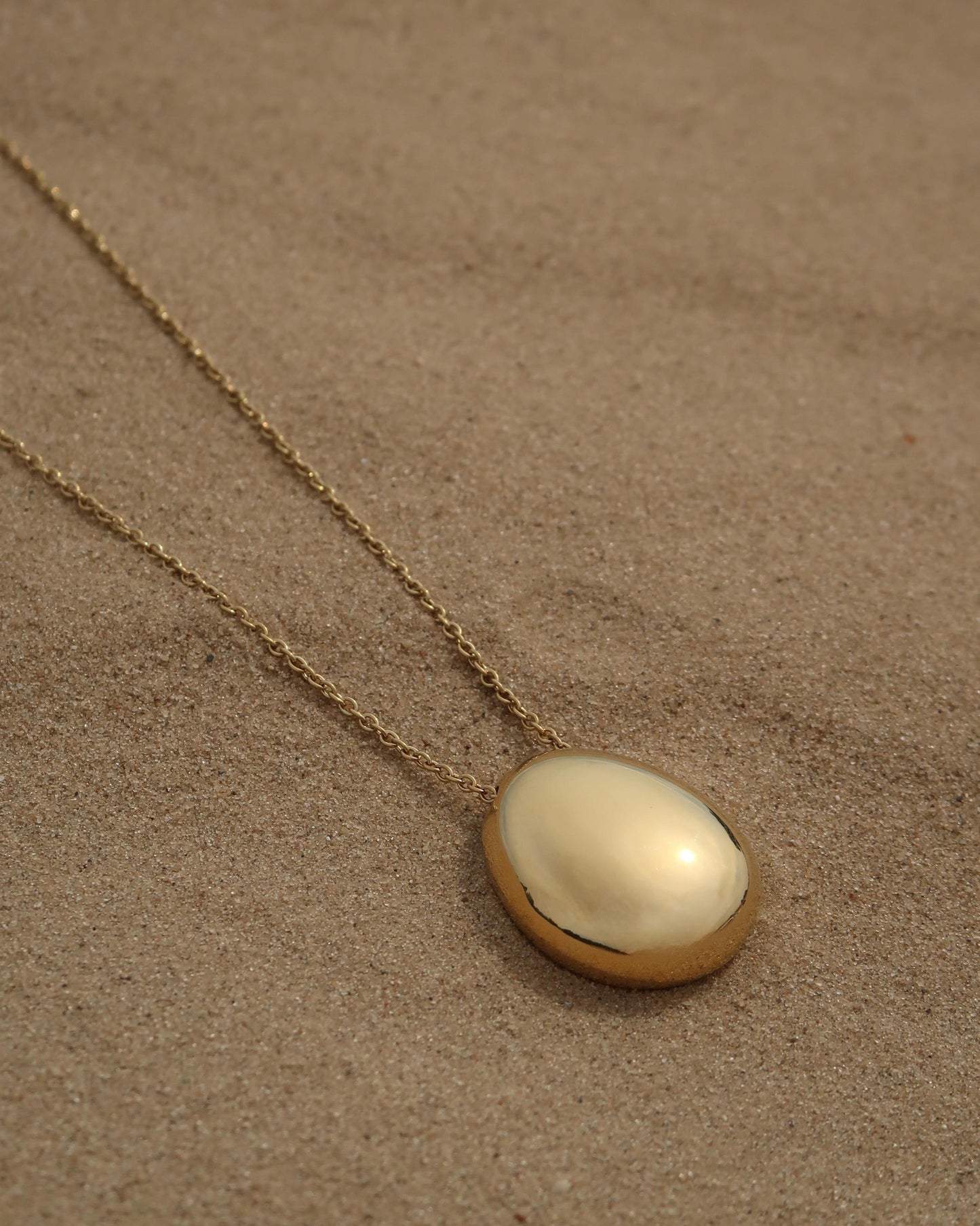 Gouden lange ketting met ovale hanger, elegant en waterproof design van stainless steel.