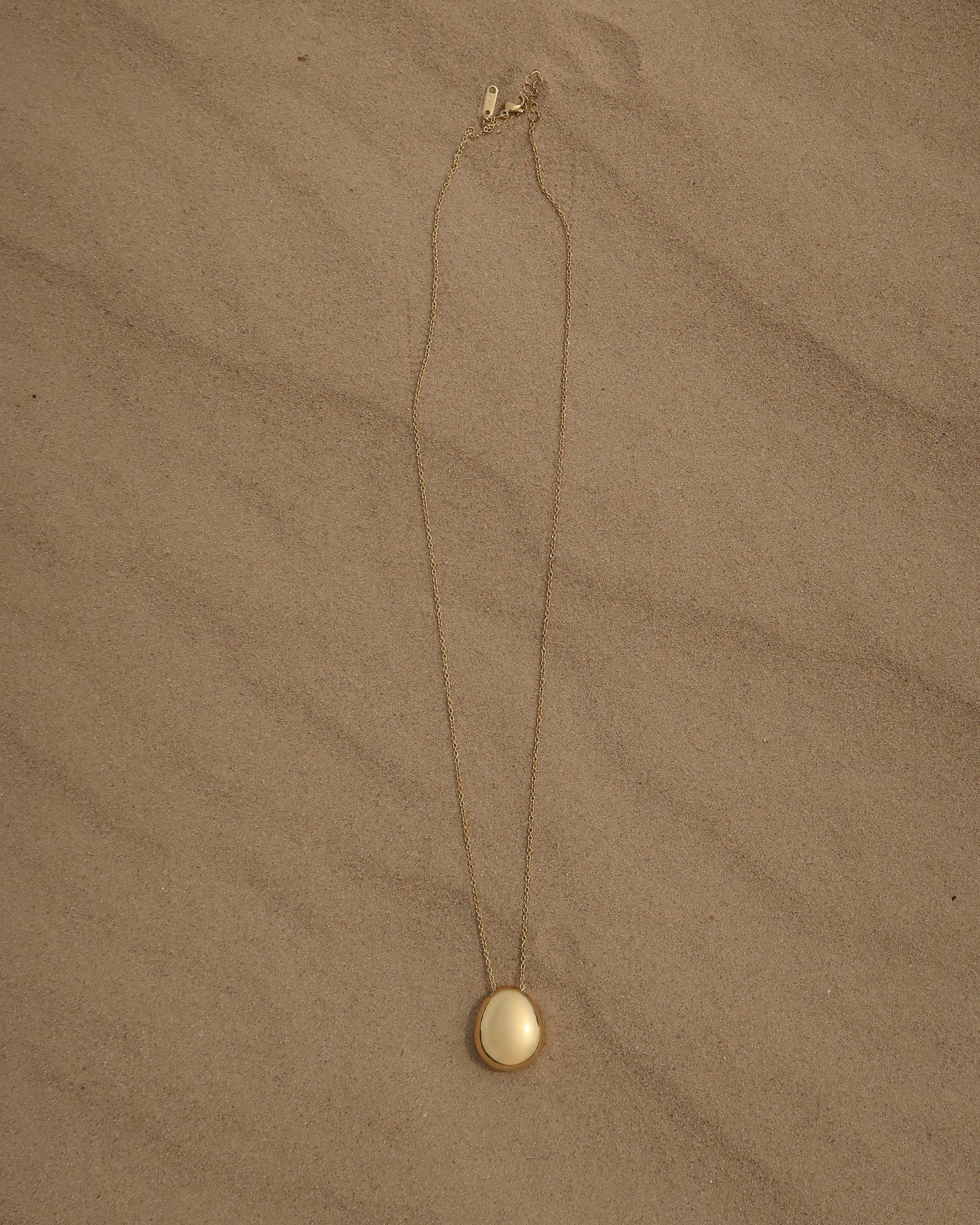 Gouden lange ketting met ovale hanger, elegant en waterproof design van stainless steel.