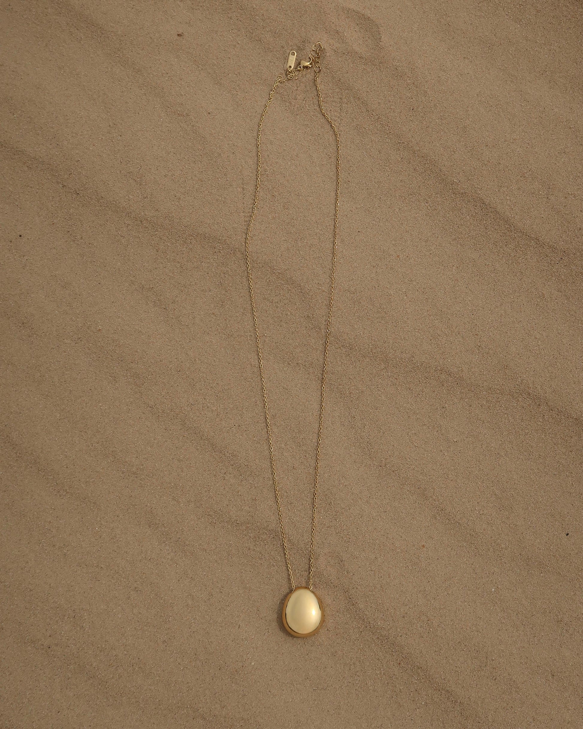 Gouden lange ketting met ovale hanger, elegant en waterproof design van stainless steel.