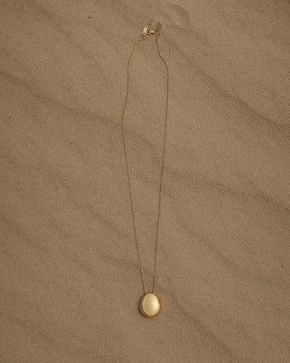 Gouden lange ketting met ovale hanger, elegant en waterproof design van stainless steel.