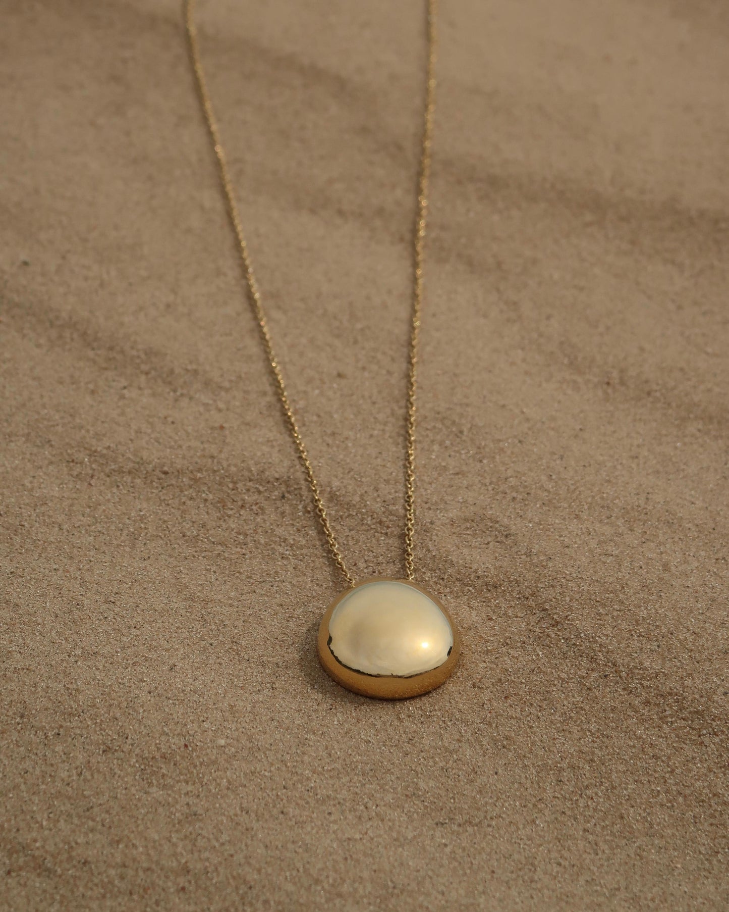 Gouden lange ketting met ovale hanger, elegant en waterproof design van stainless steel.