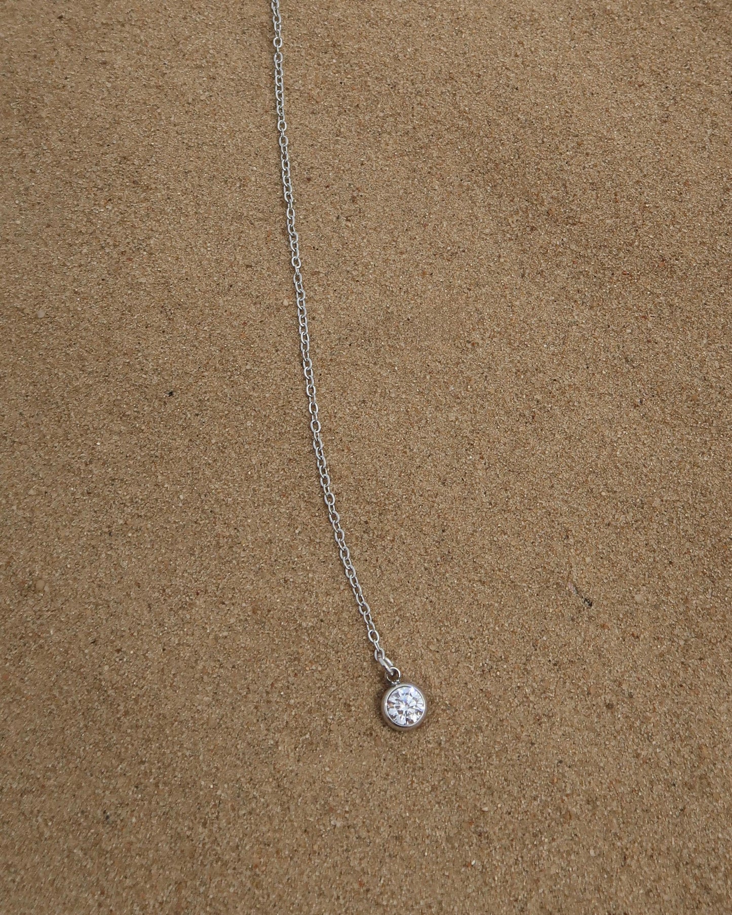 Minimalistische ketting met subtiele hanger, verkrijgbaar in goud en zilver. Gemaakt van stainless steel en waterproof.