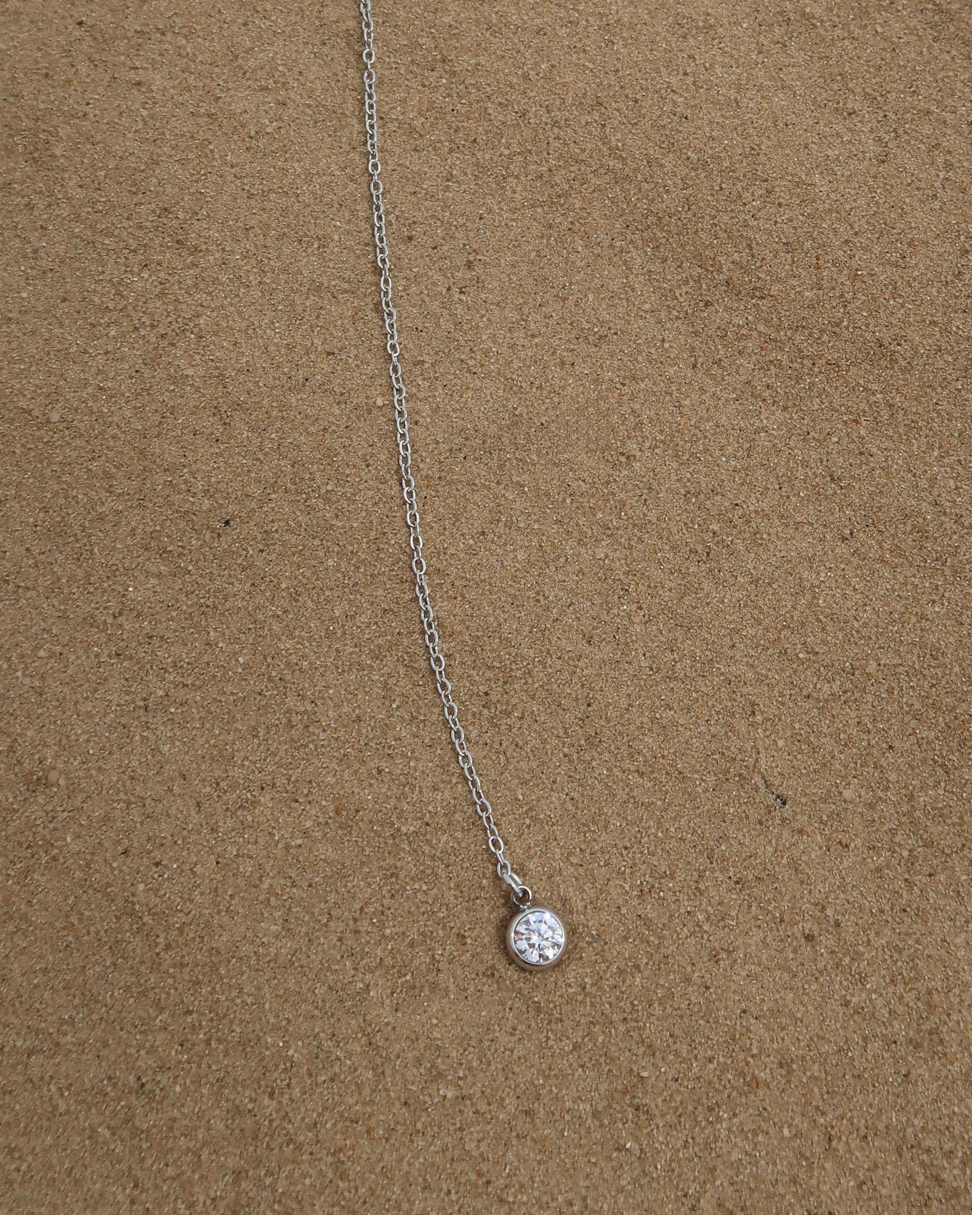 Minimalistische ketting met subtiele hanger, verkrijgbaar in goud en zilver. Gemaakt van stainless steel en waterproof.
