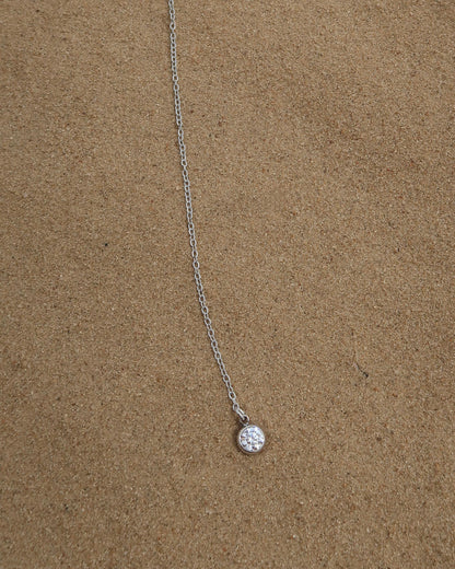 Minimalistische ketting met subtiele hanger, verkrijgbaar in goud en zilver. Gemaakt van stainless steel en waterproof.