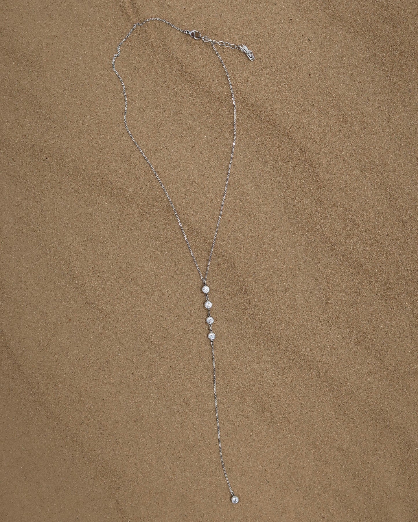 Minimalistische ketting met subtiele hanger, verkrijgbaar in goud en zilver. Gemaakt van stainless steel en waterproof.