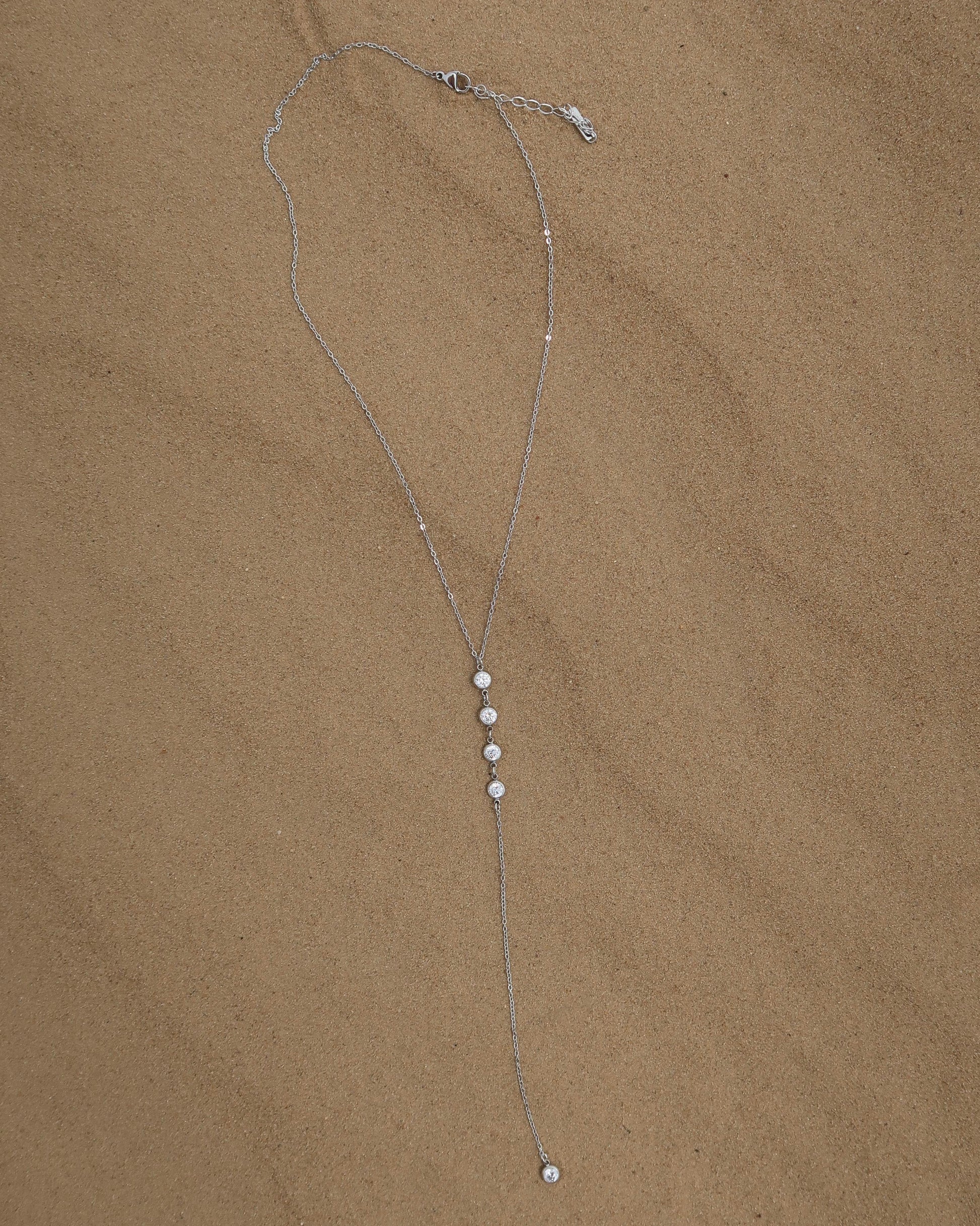 Minimalistische ketting met subtiele hanger, verkrijgbaar in goud en zilver. Gemaakt van stainless steel en waterproof.