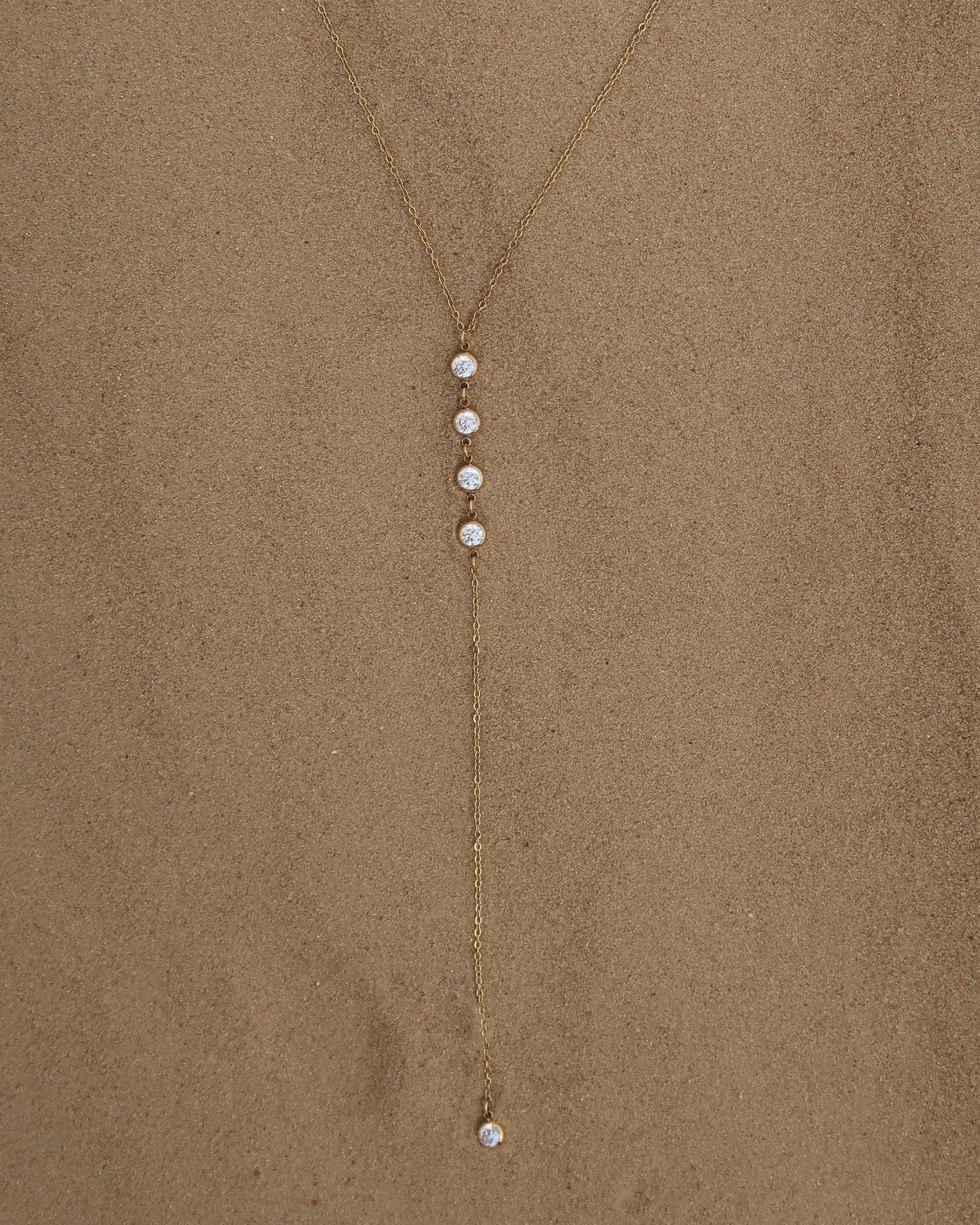 Minimalistische ketting met subtiele hanger, verkrijgbaar in goud en zilver. Gemaakt van stainless steel en waterproof.