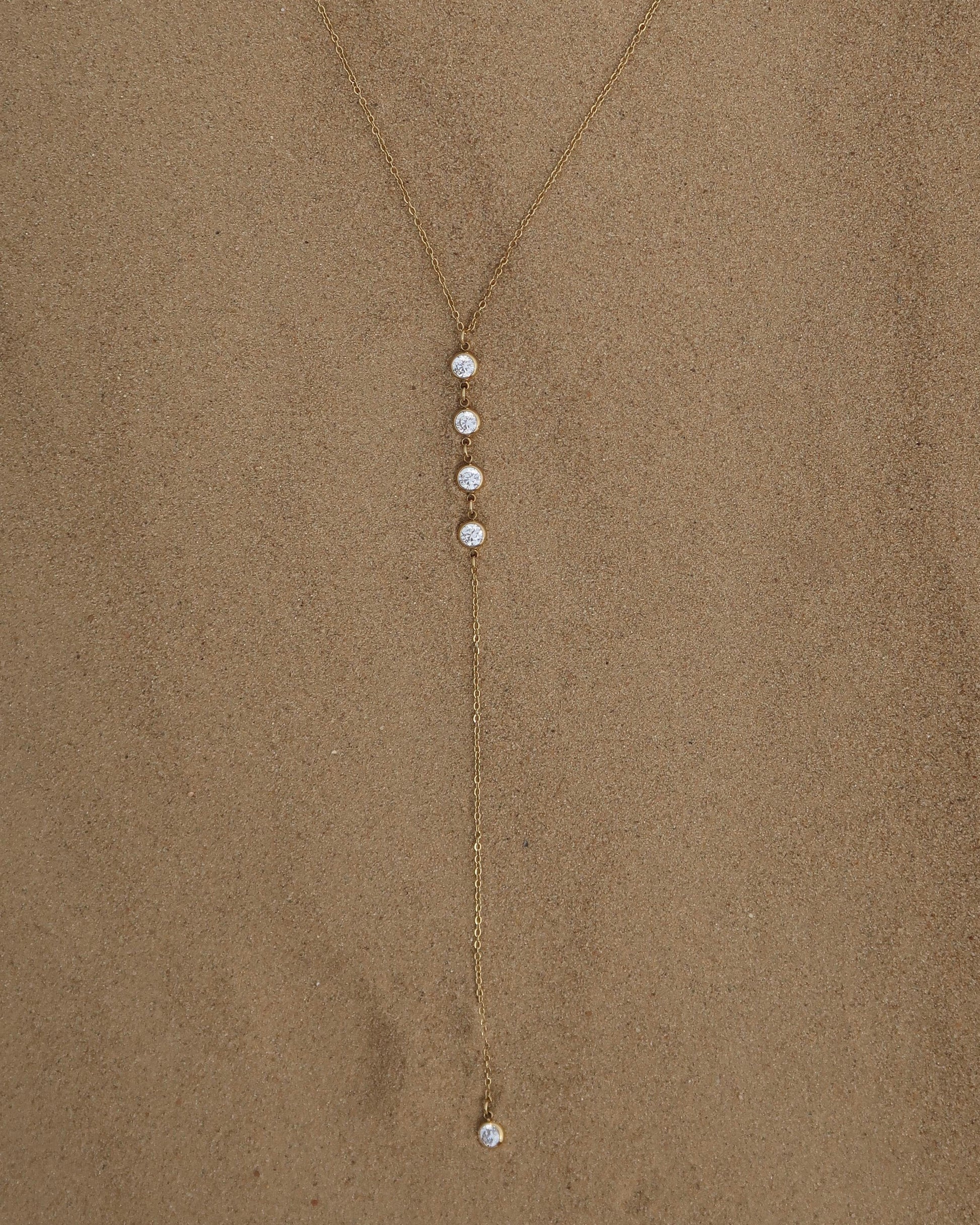 Minimalistische ketting met subtiele hanger, verkrijgbaar in goud en zilver. Gemaakt van stainless steel en waterproof.