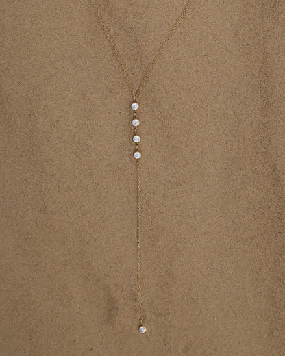 Minimalistische ketting met subtiele hanger, verkrijgbaar in goud en zilver. Gemaakt van stainless steel en waterproof.