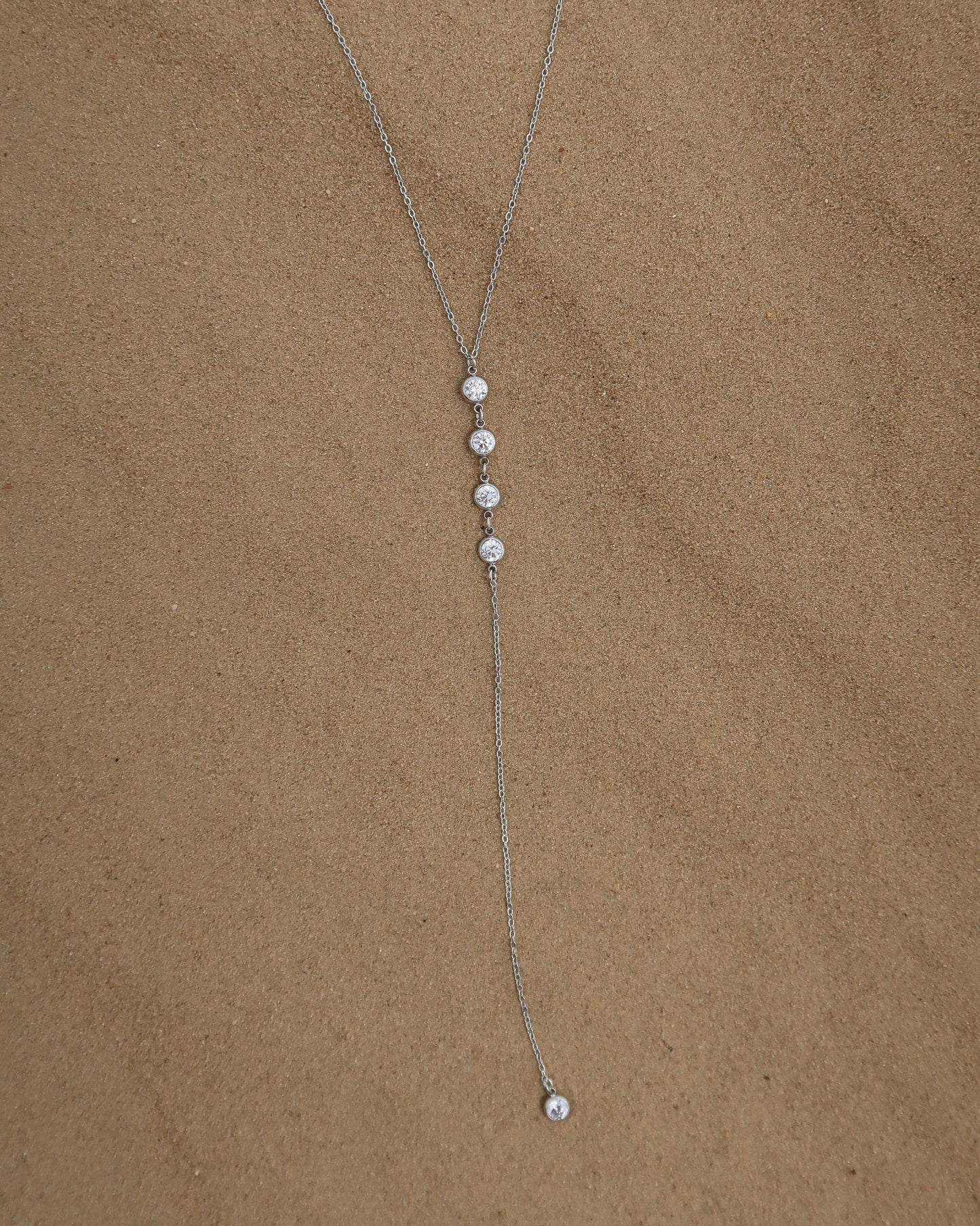 Minimalistische ketting met subtiele hanger, verkrijgbaar in goud en zilver. Gemaakt van stainless steel en waterproof.