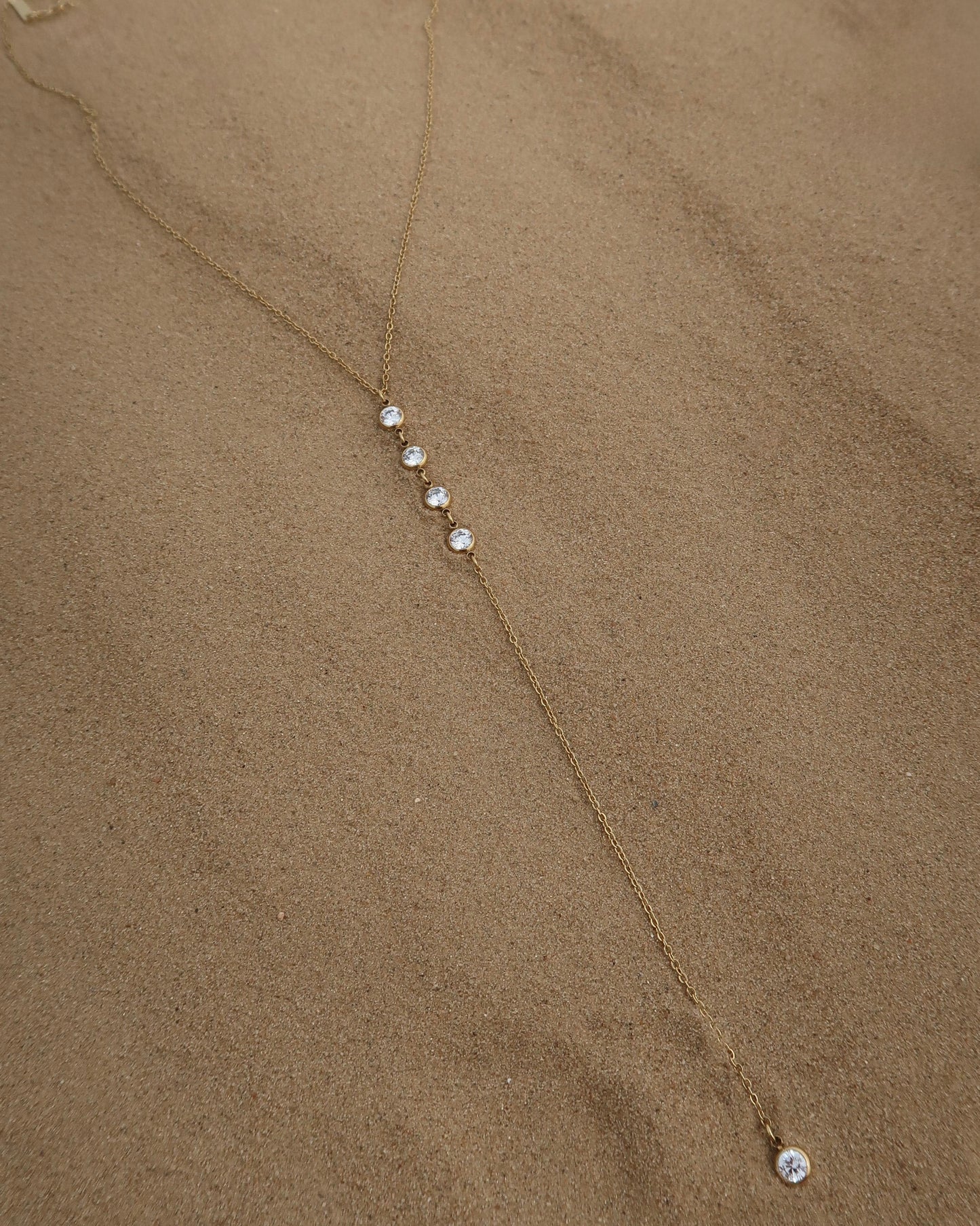 Minimalistische ketting met subtiele hanger, verkrijgbaar in goud en zilver. Gemaakt van stainless steel en waterproof.