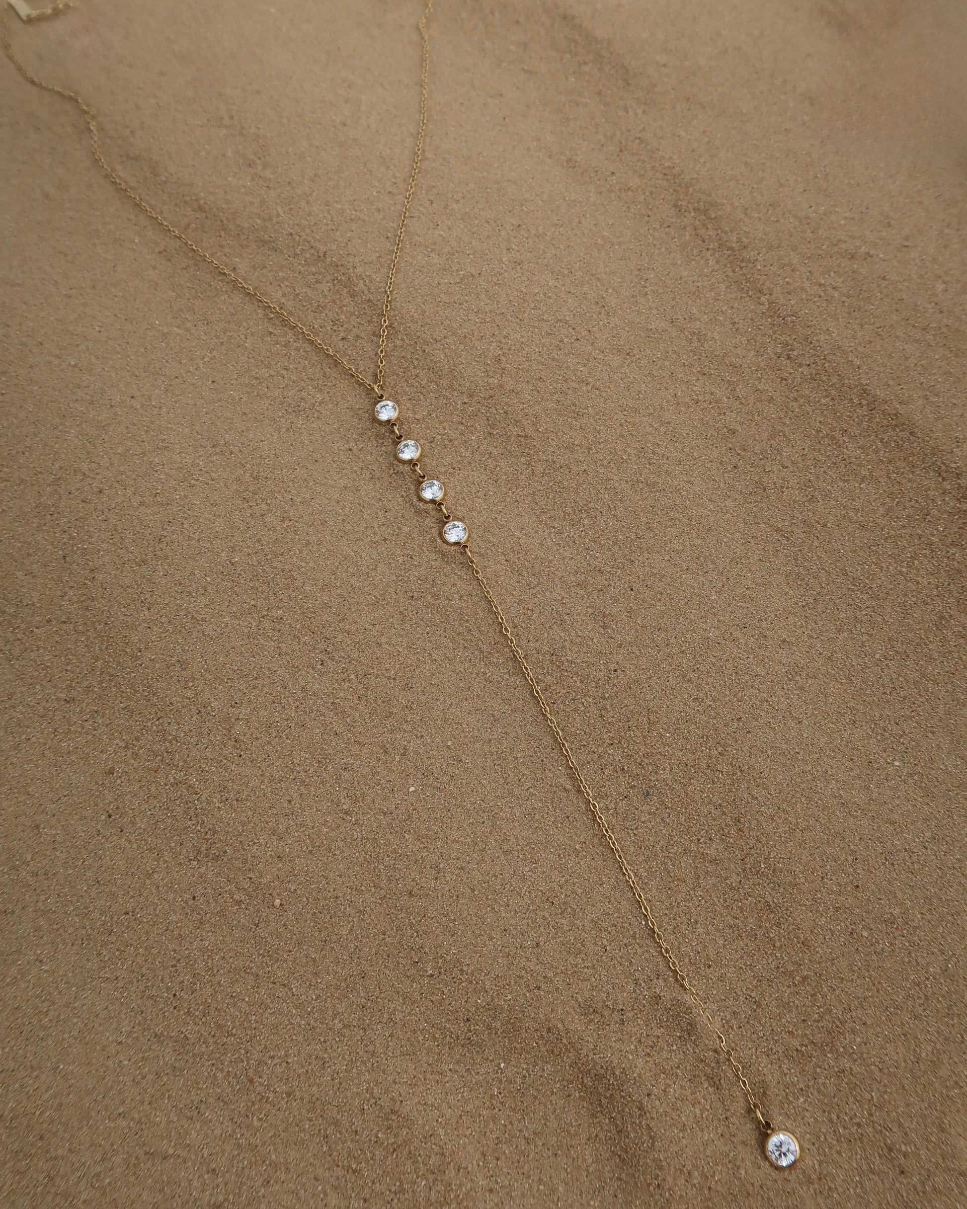 Minimalistische ketting met subtiele hanger, verkrijgbaar in goud en zilver. Gemaakt van stainless steel en waterproof.