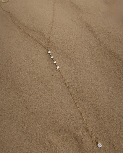 Minimalistische ketting met subtiele hanger, verkrijgbaar in goud en zilver. Gemaakt van stainless steel en waterproof.