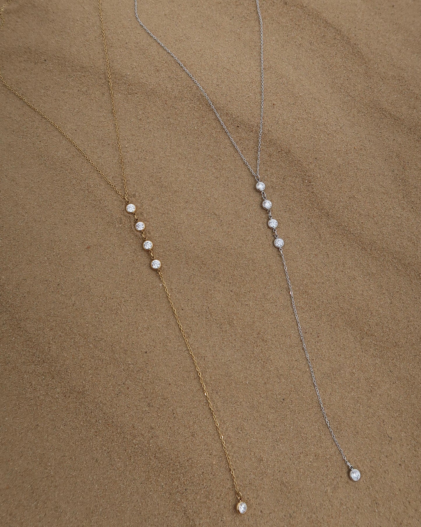 Minimalistische ketting met subtiele hanger, verkrijgbaar in goud en zilver. Gemaakt van stainless steel en waterproof.