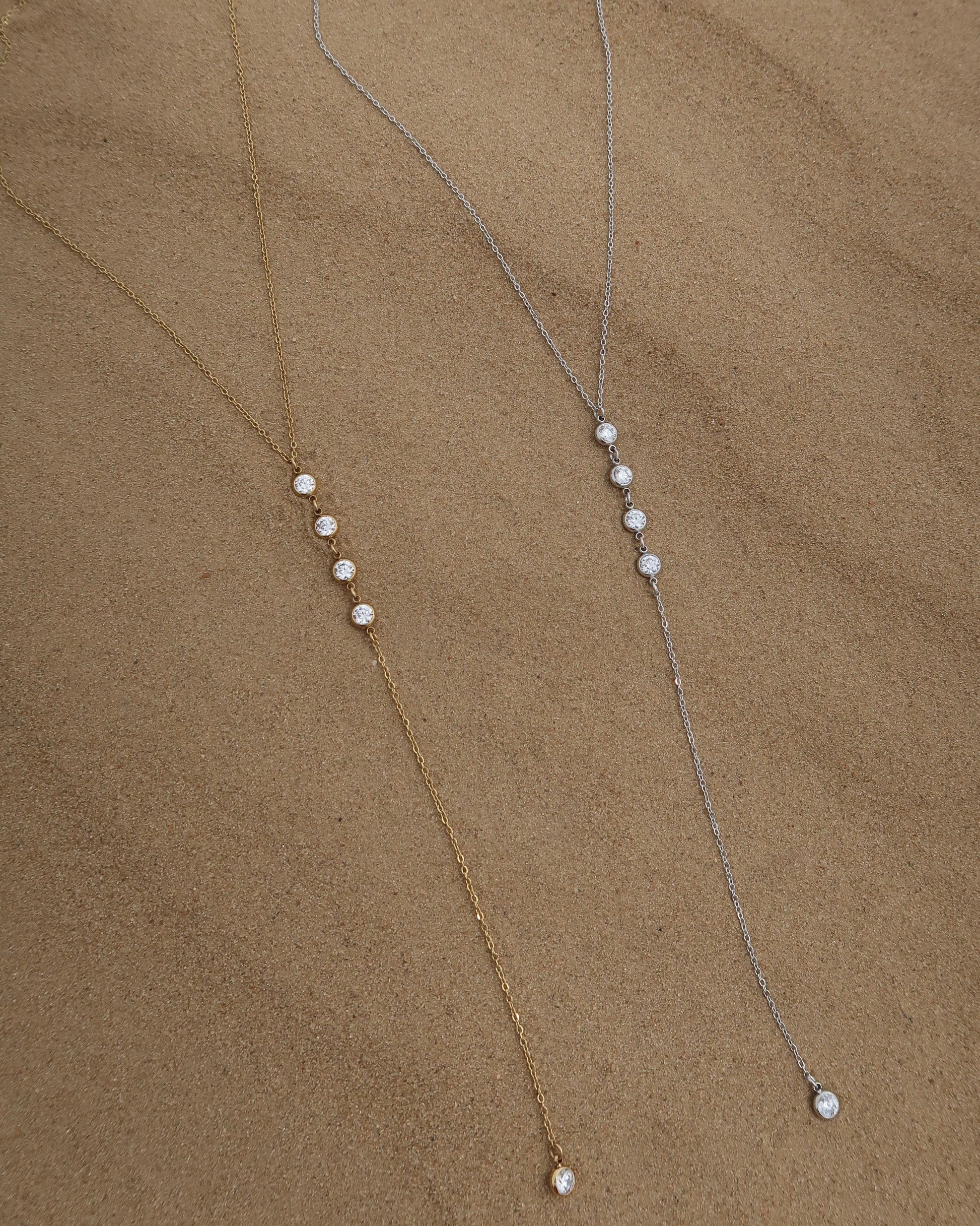 Minimalistische ketting met subtiele hanger, verkrijgbaar in goud en zilver. Gemaakt van stainless steel en waterproof.