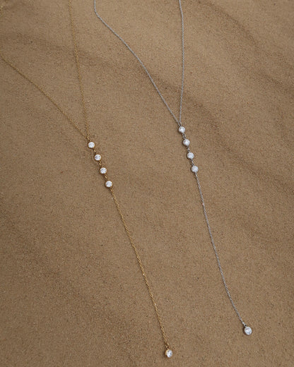 Minimalistische ketting met subtiele hanger, verkrijgbaar in goud en zilver. Gemaakt van stainless steel en waterproof.