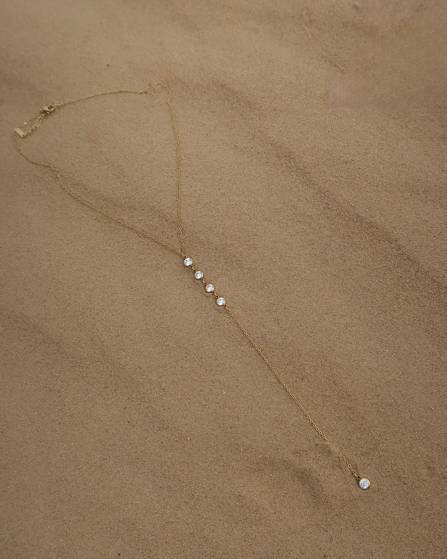 Minimalistische ketting met subtiele hanger, verkrijgbaar in goud en zilver. Gemaakt van stainless steel en waterproof.