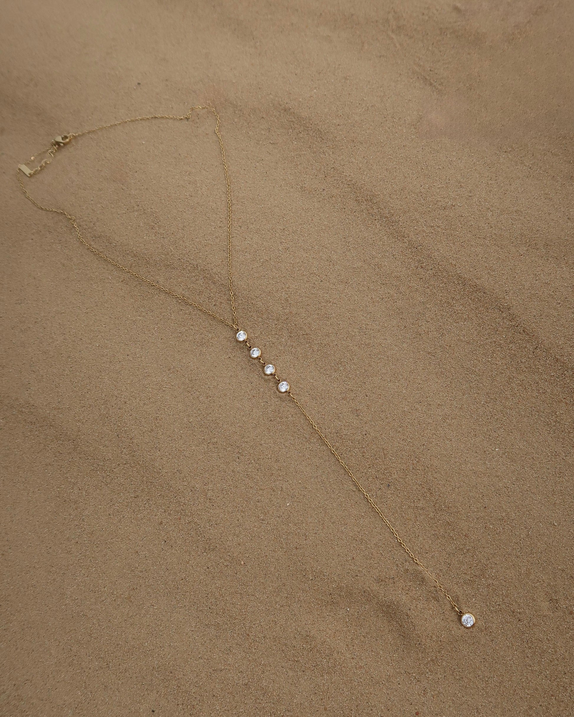 Minimalistische ketting met subtiele hanger, verkrijgbaar in goud en zilver. Gemaakt van stainless steel en waterproof.